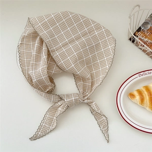 Détail de foulard triangle à carreaux rétro avec bordure en dentelle délicate