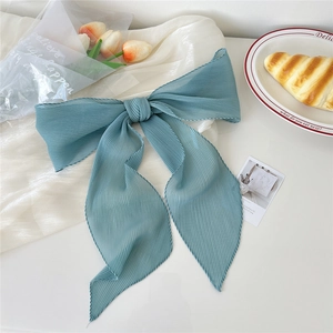 Vista dettagliata di un accessorio per capelli in chiffon plissettato blu Morandi