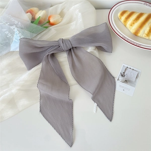 Dettaglio del fiocco per capelli grigio a pieghe in chiffon con lunghi nastri vintage