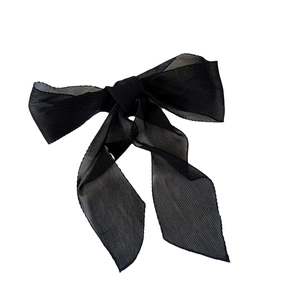 Sciarpa in chiffon plissettato nero da donna con un fiocco a strati leggero e decorativo