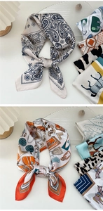 Dettaglio ravvicinato di stampe paisley e carrozze su foulard di seta quadrati