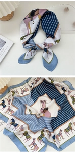 Dettaglio di un foulard in seta quadrato con stampa di cavalli e strisce su legno