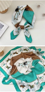 Dettaglio del foulard in seta con stampe equestri e bordi eleganti color cuoio