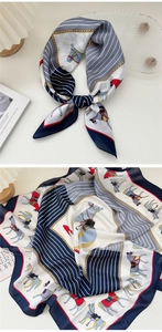 Dettaglio di un foulard in seta con stampa equestre e motivi a catena vintage in blu navy