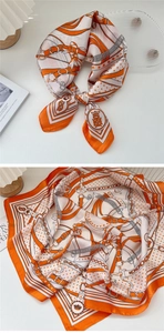 Dettaglio del motivo di un foulard quadrato arancione con cinture e fibbie in metallo