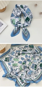 Dettaglio di un foulard in seta stile francese con borse blu e verde menta illustrate