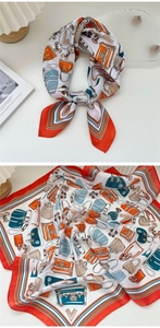 Dettaglio di un foulard di seta in stile francese con stampe vintage e bordo arancio