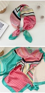 Dettaglio di un foulard in seta con motivi a catena pastello e trama liscia e lucente
