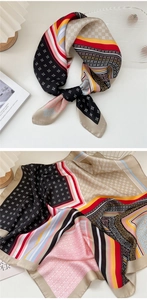 Dettaglio di un elegante foulard in seta con motivi geometrici e patchwork multicolore