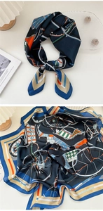 Dettaglio di un foulard in seta con motivi equestri e trama in raso premium
