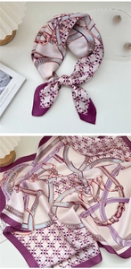Dettaglio di un elegante foulard di seta con motivi a catena rosa e viola e drappeggio