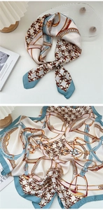 Dettaglio di un foulard in raso di seta con stampa a catena vintage e drappo elegante