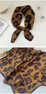Vista dettagliata del foulard in seta con stampa leopardata lussuosa nei toni caramello