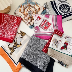 Collezione di eleganti foulard in seta 70 cm con motivi paisley e equestri classici