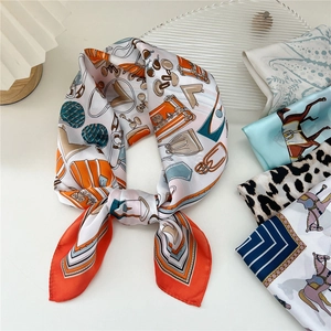 Elegante foulard in seta da 70cm con stampa paisley arancione e trama in raso liscio