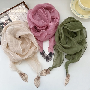 Écharpes plissées en crème, rose et vert olive avec des pendentifs feuilles délicats