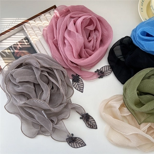 Écharpe longue plissée de couleur unie avec élégant pendentif feuille en divers coloris