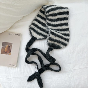 Vue détaillée d'une écharpe en maille rayée à texture mohair et liens noirs élégants