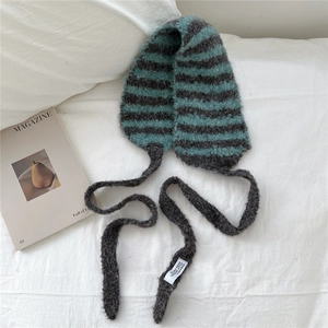 Détail de la cagoule rayée en tricot duveteux sarcelle et anthracite avec longs lacets