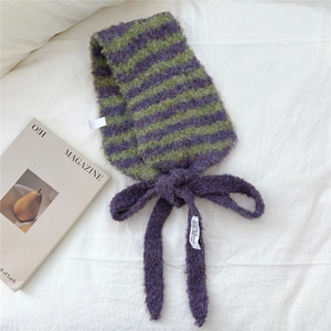 Gros plan sur l'écharpe en maille rayée violet et vert avec détail de nœud décoratif