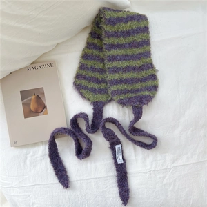 Détail de l'écharpe en maille à rayures douces avec texture mohair et étiquette tissée