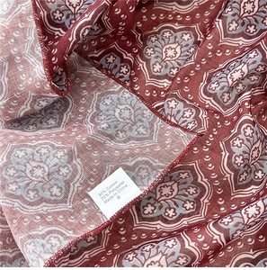 Gros plan de l'étiquette d'entretien indiquant 30 % coton et 70 % polyester du tissu
