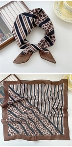 Vue détaillée d'un foulard carré en coton et lin avec motif léopard et design patchwork