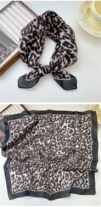 Détail macro d'un foulard carré en coton et lin léopard avec bordure noire chic