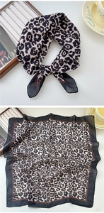 Détail d'un foulard carré en coton et lin avec imprimé léopard et bordure géométrique
