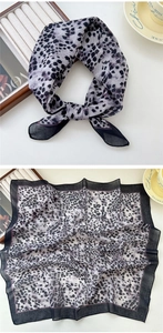 Détail du foulard carré en coton et lin imprimé léopard avec bordure noire et violette