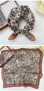 Détail d'un foulard carré transparent à imprimé léopard avec des bordures marron foncé