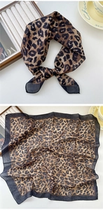 Détails du foulard carré en coton et lin léopard avec vue nouée et mise à plat
