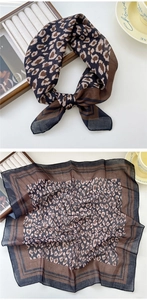 Détails d'un foulard carré en coton et lin à imprimé léopard et bords rayés