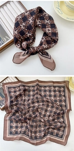 Détail du motif léopard et damier d'un foulard en lin et coton à la texture soyeuse