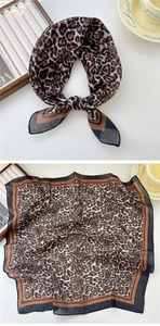 Vue détaillée du foulard carré en coton et lin imprimé léopard avec bordure géométrique