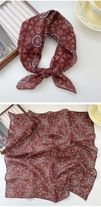 Détail d'un foulard carré léopard bordeaux vintage avec motif mandala floral chic