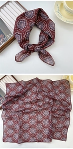 Détail d'un foulard vintage en coton et lin avec des motifs classiques élégants