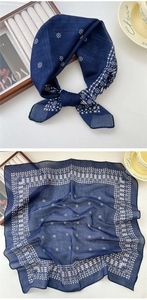 Vue détaillée du foulard léopard bleu marine avec motifs de soleil et géométriques