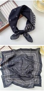 Détail d'un foulard carré en coton et lin noir avec motifs soleil et géométriques