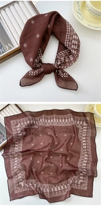 Détail d'un foulard carré en coton et lin à imprimé léopard avec motifs géométriques