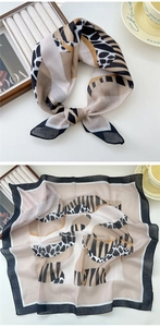 Détail de foulard carré en coton et lin avec motif léopard et patchwork géométrique