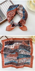 Gros plan d'un foulard carré en lin et coton à motif cachemire avec bordures cousues