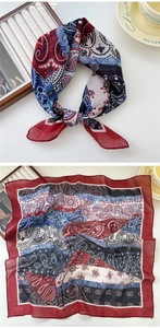 Détail macro du foulard carré en coton et lin avec imprimé cachemire rouge et bleu