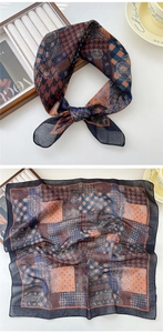 Détails d'un foulard en coton et lin avec imprimé léopard et motifs cachemire