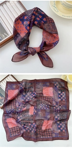 Détail macro d'un foulard en soie à motif paisley et pied-de-poule en rouge bordeaux
