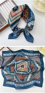 Détail du foulard carré en coton et lin imprimé léopard avec motifs floraux ethniques