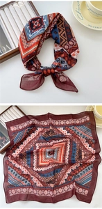 Vue détaillée d'un foulard à imprimé léopard noué élégamment en forme de boucle