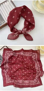 Détail d'un foulard carré bordeaux avec motifs paisley et texture en coton et lin doux