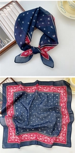 Détails de motifs léopard et étoiles sur un foulard carré en lin bleu et rouge