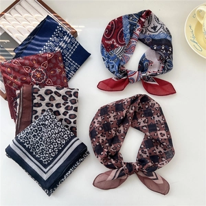 Collection de foulards carrés en coton et lin aux imprimés léopard et cachemire variés